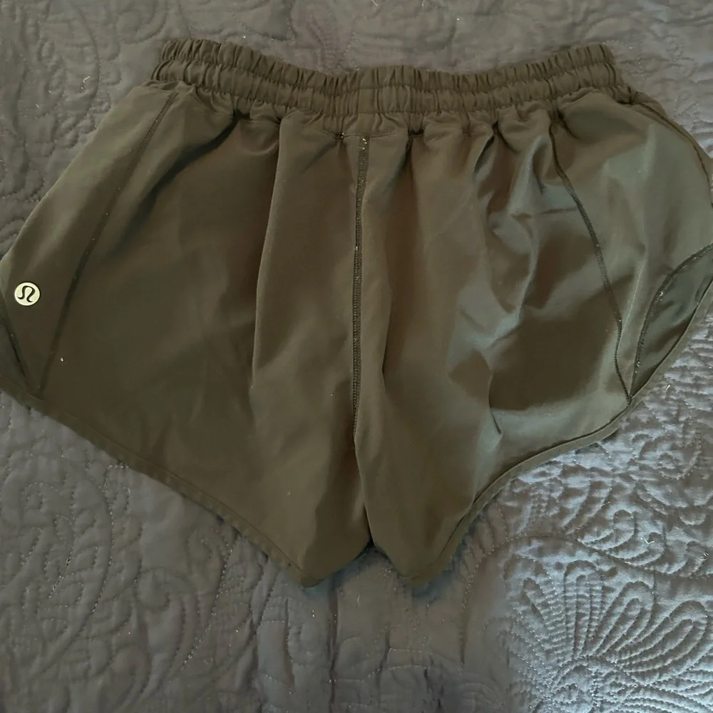 Lululemon hotty hot shorts in black - Picture 2 of 3